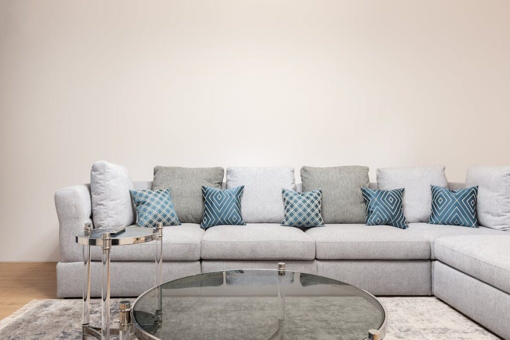 what color rug goes with a grey couch